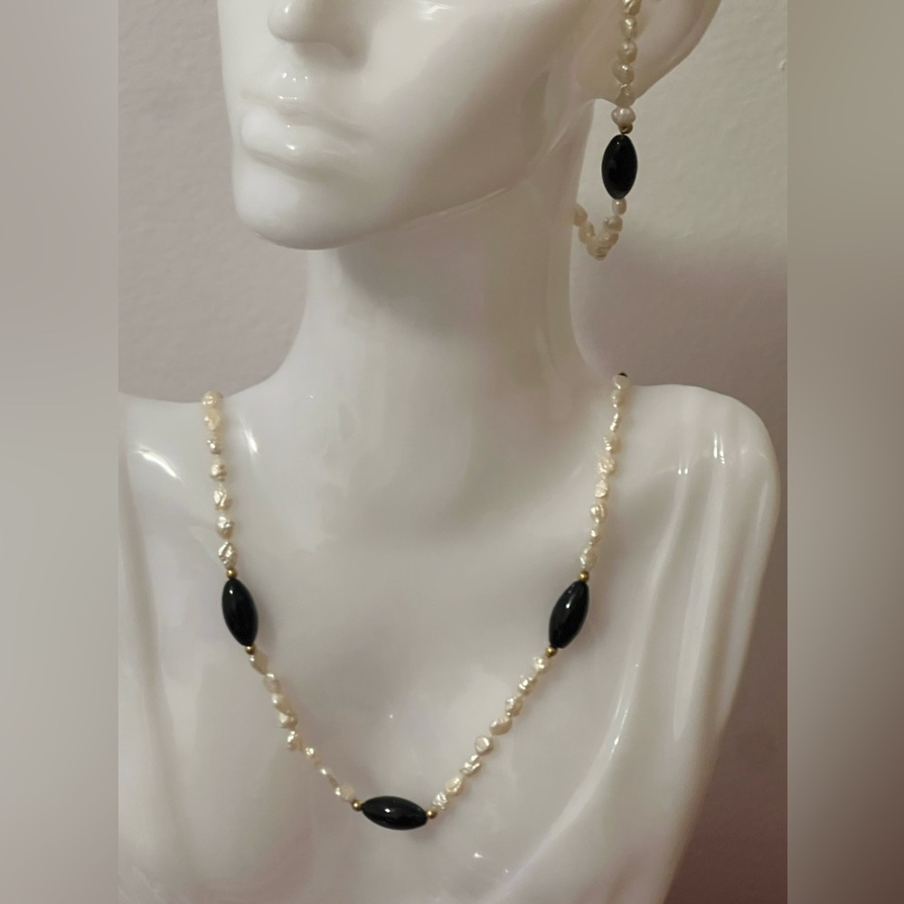 14k gold  Pearl Necklace with Onyx set